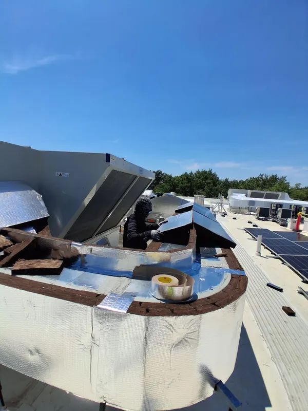 Demolición de aislamiento en un remate de azotea, material viejo retirado