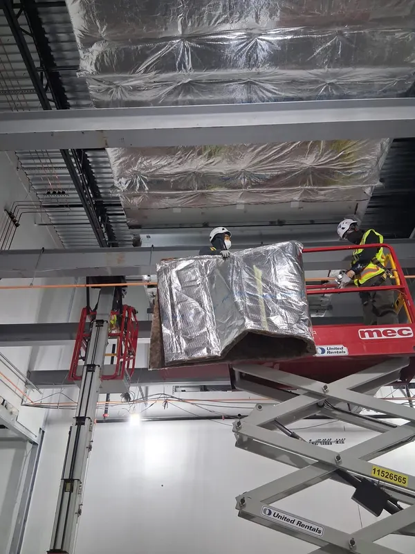 Montacargas de material durante una instalación interior