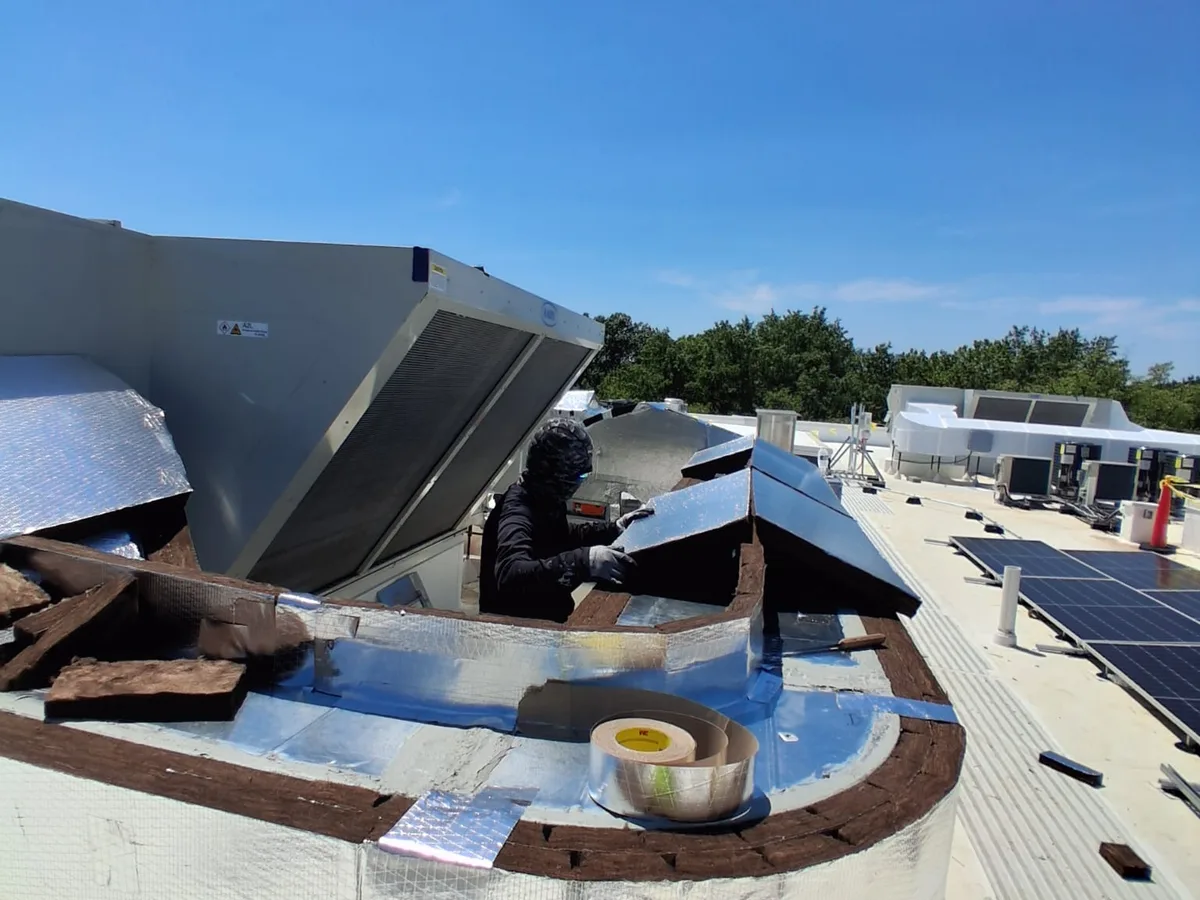 Base de azotea abierta para demolición y reemplazo del aislamiento