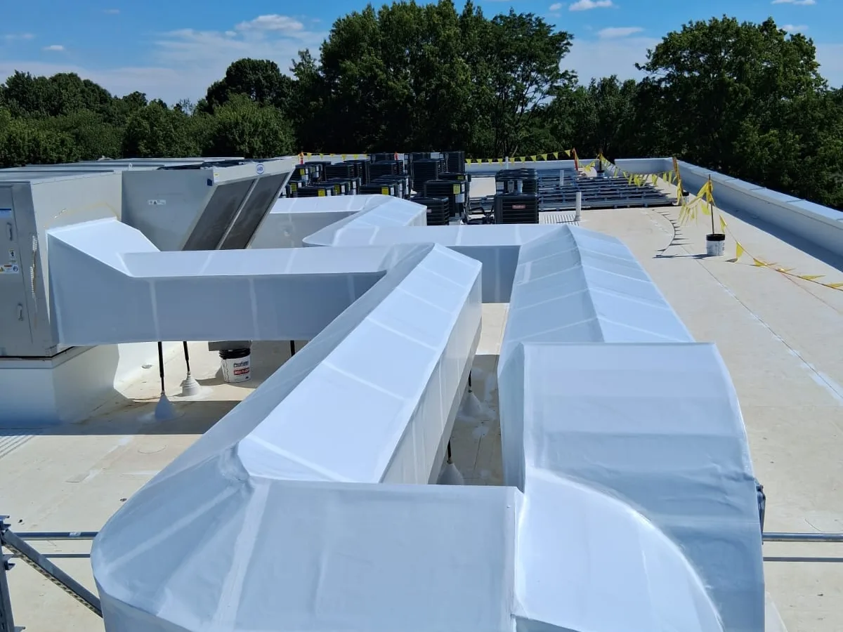 Envoltura aislante instalada a lo largo de un ducto de azotea